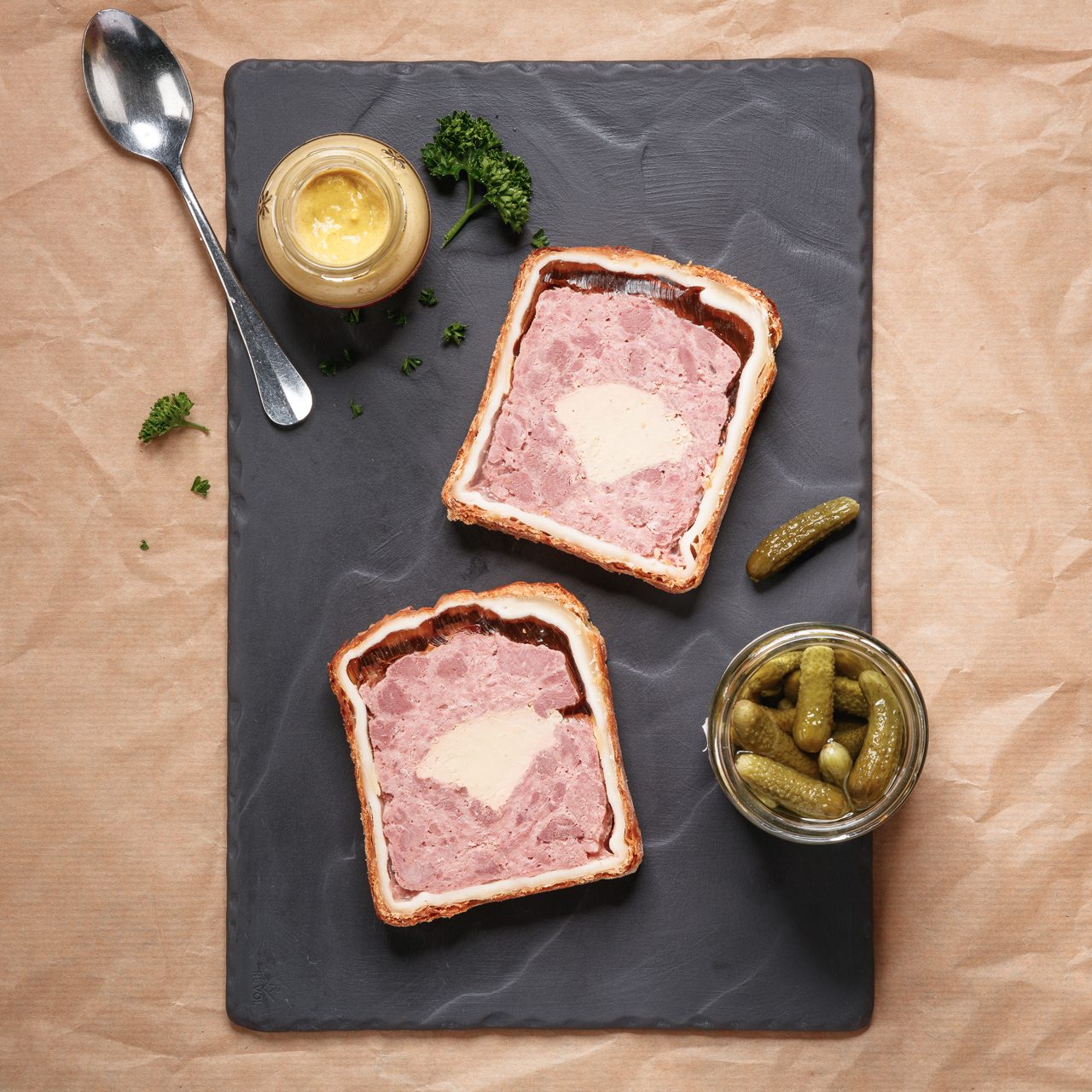 Pâté en croûte fourré à la mousse de foie de canard et pistaches