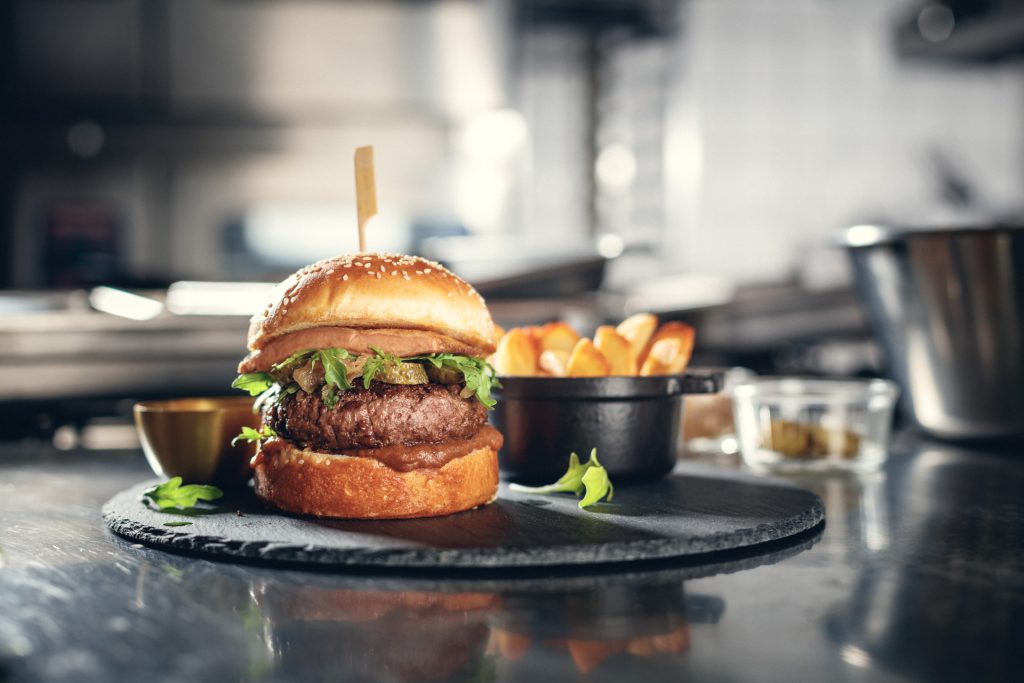 Burger de canard Rossini au foie gras poêlé, oignons confits et sauce gourmande