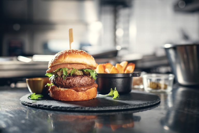 Burger de canard Rossini au foie gras poêlé, oignons confits et sauce gourmande